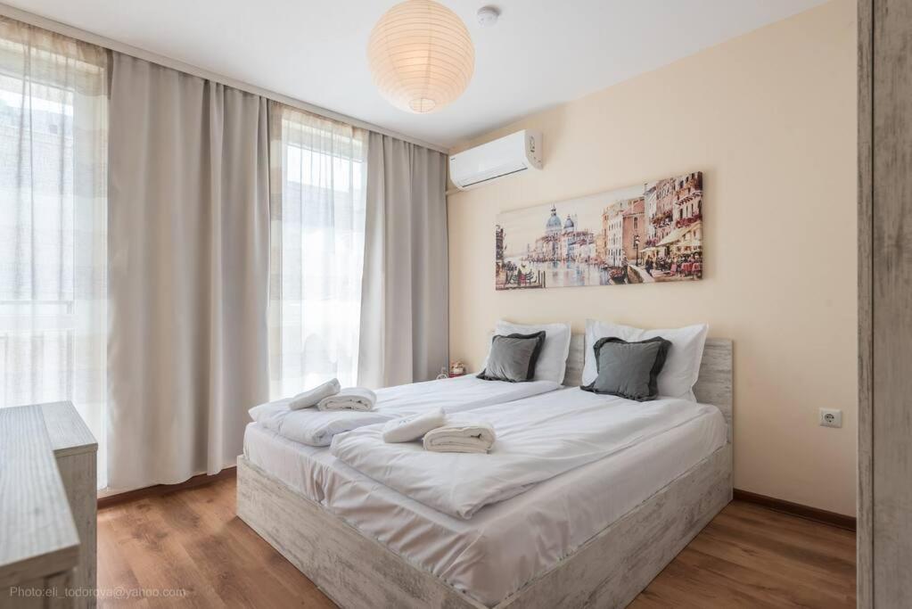 Bright Place Next To Grand Mall Varna Esterno foto