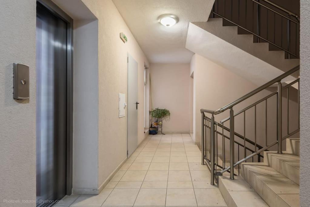 Bright Place Next To Grand Mall Varna Esterno foto